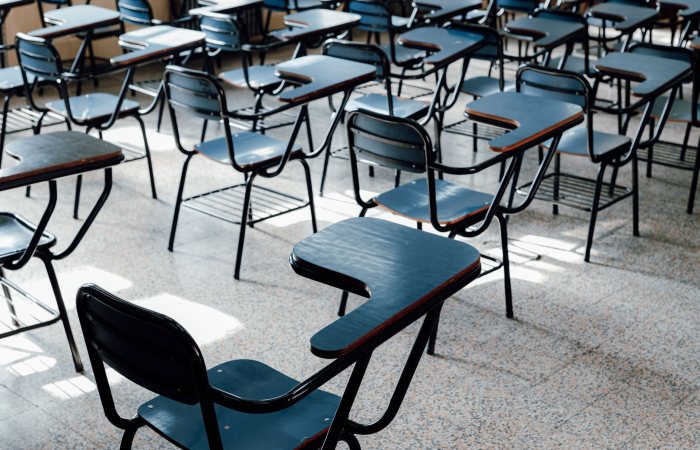 Rows of empty desks in a bright Buenos Aires classroom, symbolizing education and learning environment.